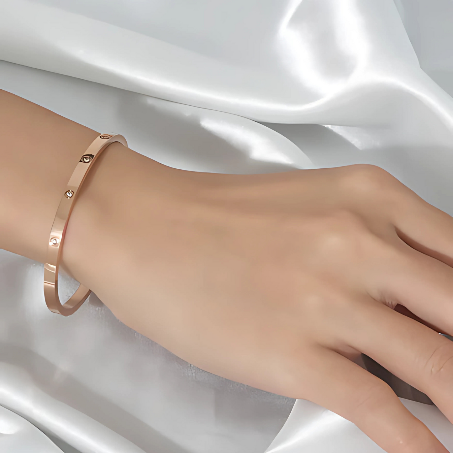 Liora – Brazalete rígido en acero inoxidable con acabado en oro de 18k, oro rosado o tono plata