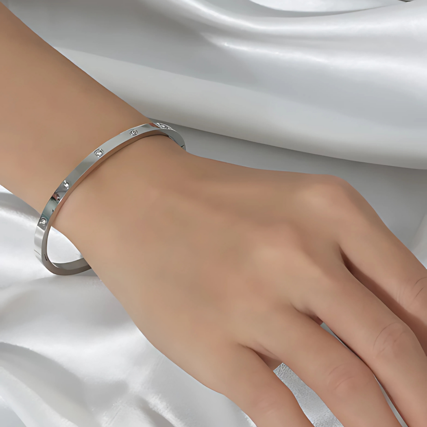 Liora – Brazalete rígido en acero inoxidable con acabado en oro de 18k, oro rosado o tono plata