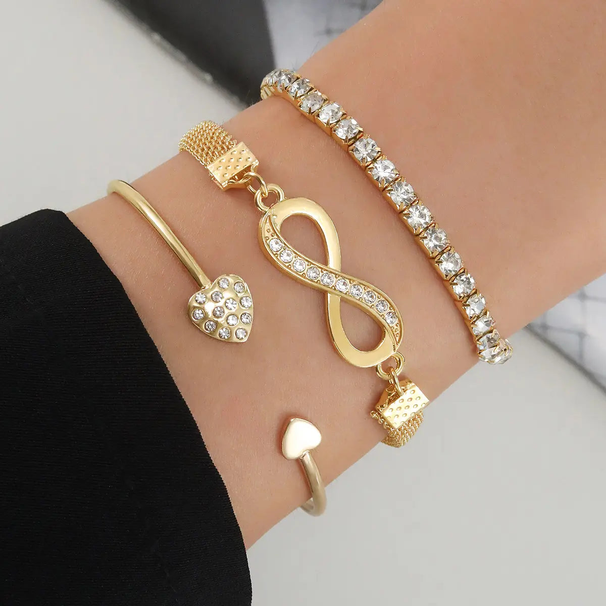 Set de Brazaletes “Golden Essence” – Corazón, Infinito y Cristales Estilo Diamante (3 Piezas)